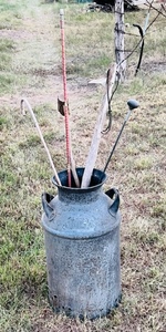 lot 83 image: Vintage Bordens Metal Milk Can #3053 - Contents Included