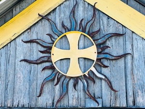 lot 2 image: Huge Barn Hanging Cross Inside of Sunwheel Metal Sign
