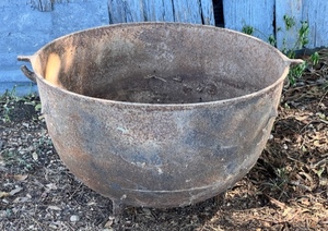 lot 4 image: 27 x 26 AntiqueVintage Cast Iron Kettle