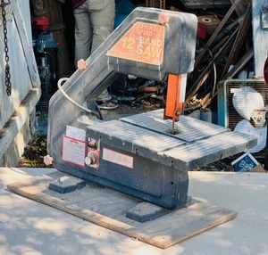 lot 125 image: Central Machine Variable Speed 12 Band Saw