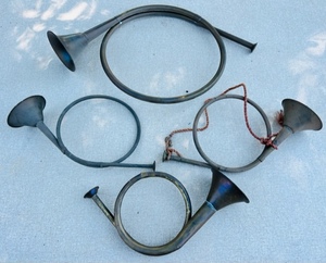 lot 140 image: Four Assorted Size Vintage Copper Curved Hunting Horns