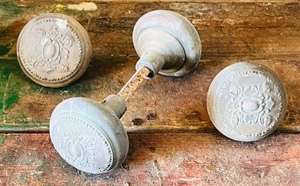 lot 173 image: Four Antique Victorian Style Brass Door Knobs