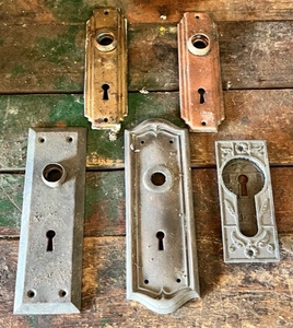 lot 191 image: Five AntiqueVintage Door Plates