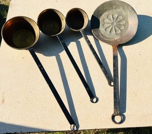 lot 199 image: Four Vintage Metal Long-Handled Copper Pans - For Cooking in Fireplace or Open Flame