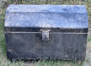 lot 202 image: Huge Lockable Metal Toolbox W Tray