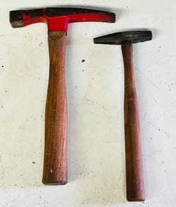 lot 211 image: Vintage Rock Hammer &amp Wall Paper Staple Hammer