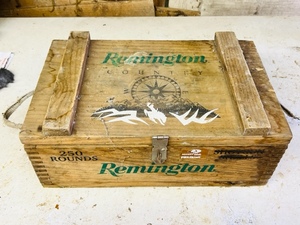 lot 275 image: Vintage Remington Country Wooden Ammo Box