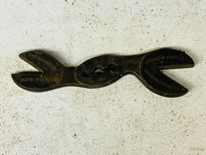 lot 279 image: Vintage Hawkeye Tool Combination Alligator Wrench W Rod-Pipe Threader