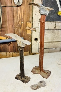 lot 280 image: Warranted Antique Cobbler Cast Iron Stand W Three Shoe Anvils