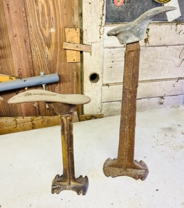 lot 281 image: Antique Four Piece Cast Iron Malleable Warranted Cobbler Set