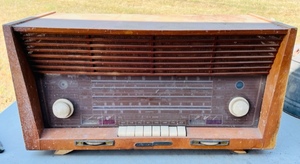 lot 347 image: Vintage Grundig Majestic AMFMShort Wave Tube Type Radio
