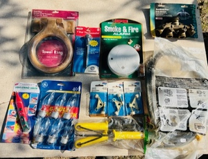 lot 366 image: Vintage Lot of New Around the House Items