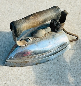 lot 395 image: Vintage 1935-40s SingerModel B Chrome Electric Automatic Flat Iron