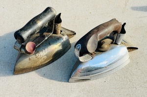 lot 396 image: Vintage General Electric & Hotpoint Calrod Electric Irons