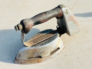 lot 397 image: Vintage Gasoline Powered Iron