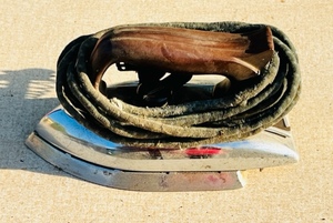 lot 398 image: Vintage Knapp- Monarch Electric Iron