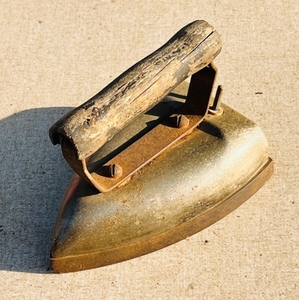 lot 399 image: Vintage Wm. Senders Oak Leaf Electric Iron