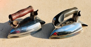 lot 400 image: Vintage General Electric & General Electric Hotpoint Calrod Irons