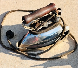 lot 401 image: Vintage Proctor Electric Iron WStand