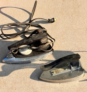 lot 402 image: Vintage Francis Model AL100 & Mansuru Travel Irons