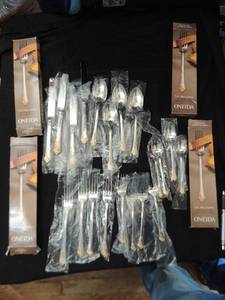 lot 375 image: ONEIDA GOLDEN DAMASK ROSE FLATWARE 188 STAINLESS W 24K GOLD ELECTROPLATED - 5 PC PLACE SETTING CUTLERY - DINNER FORK, SALAD FORK, TEASPOON, SOUP SPOON, KNIFE - 4 SETS