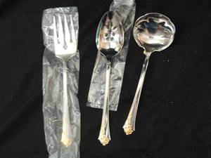 lot 376 image: ONEIDA GOLDEN DAMASK ROSE  188 STAINLESS W 24K GOLD ELECTROPLATED SERVING PIECES - SERVING FORK, LADEL, SERVING SPOON, PIERCED SERVING SPOON
