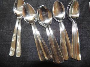 lot 381 image: DELCO TABLEWARE  WINSOR SPOONS QTY 19
