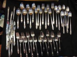 lot 387 image: 1847 ROGERS BROS. FIRST LOVE I.S. WEDDING SILVERWARE 03121939 - 8 OF SALAD FORKS, DINNER FORKS, TEASPOONS, SOUP SPOONS, LONG ICE TEA SPOONS & KNIVES - 48 PCS TOTAL