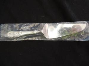 lot 389 image: WALLACE STERLING SILVER - ROSE POINT - CAKE SERVER  STERLING HANDLE  & STAINLESS BLADE  TW 112GMS