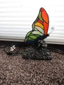 lot 16 image: Stain Glass Butterfly Lamp on floral dcor base, butterfly not attached needs to be repaired