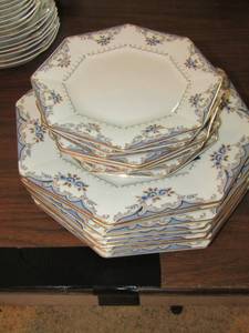 lot 13 image: Harmony house salad plates and dinner plates- dinner 10  & salad plate 7 12