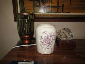 lot 69 image: 2 lighted sentry warmers, 1 is gold with brown base, 1 is white with a purple flower on it both work, Crystal 3 D lighted rock