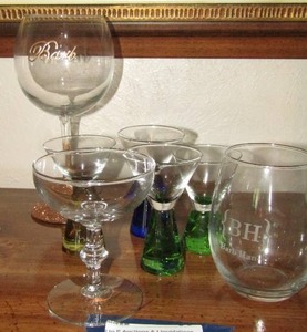 lot 71 image: 4 Carnival shot glasses, 2 wine glasses, 1 martini glass