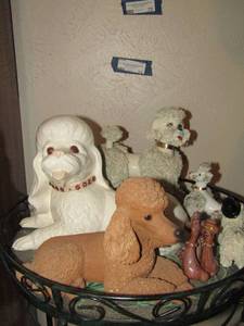 lot 72 image: Poodle lot, sandcast apricot poodle by Leandra Brue,-- White porcelain poodle with pink collar,-- white poodle with glass hair light grey color
