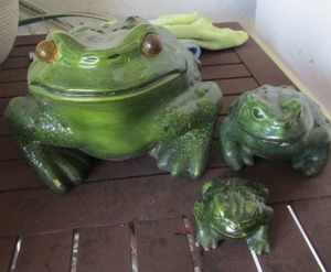 lot 87 image: Frog family for yard dcor qty 3