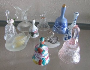 lot 117 image: Bell and Bird lot, Pink glass bell, Blu and white bell, price import light blue bell snow farm, clear glass bird bell, Greeting barn bell and more