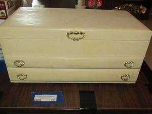lot 128 image: Vintage white jewelry box 2 drawer, top rises with storage, 8 12 17 8 12