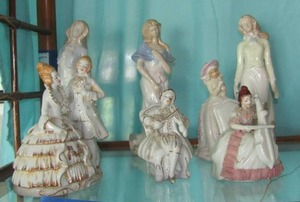 lot 138 image: 7 different lady statues  porcelin  no brands
