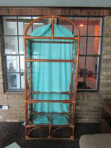 lot 142 image: Bamboo display shelf with 4 tier glass shelving good condition, 7531
