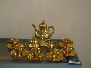 lot 149 image: Golden Tea SET - 6 cupssaucers 1 handled tea pot with lid, plays music