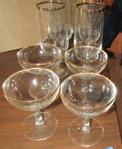 lot 150 image: Gold rim clear glass champagne and wine glasses qty4 short qty4 long