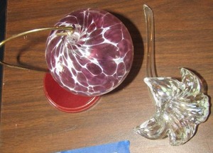 lot 154 image: Blown glass rose,   Purple BLOWN GLASS BALL ON STAND