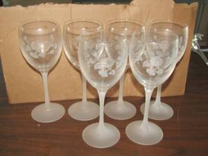 lot 155 image: Frosted stem wine glasses with etched hummingbirds, 24% lead crystal qty 6