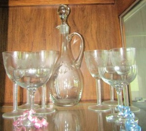 lot 158 image: Clear glass decantor with 6 glasses that match and 2 misc. glasses