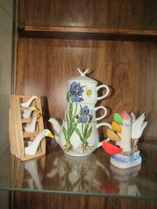 lot 168 image: Enesco Japan tea set and pots, duck set of teaspoons, swan light house teaspoon set