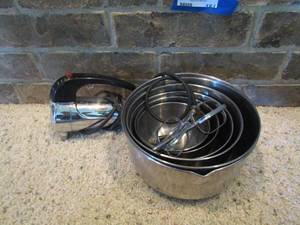 lot 184 image: Sunbeam mixer with mixing bowls qty 6 various sizes