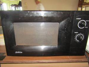 lot 187 image: Black sunbeam microwave works great