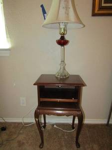 lot 200 image: 28 red and clear glass lamp with shade works, 251612 wide leg brown wooden bedside table