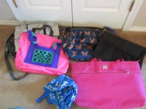 lot 213 image: Large lot of tote bags and grocery bags