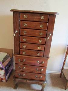 lot 215 image: 8 drawer footed jewelry box with two side pullouts  411916